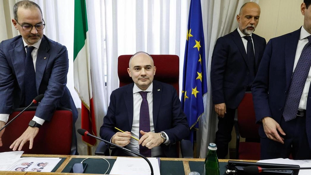 Il presidente della Commissione parlamentare. sulla morte di. Rossi. è Gianluca Vinci (al centro). Sarà venerdì a Siena con altri 4-5 componenti dell’organismo per visitare l’ufficio di Rossi, quello al piano superiore e il palazzo di fronte Il presidente della Commissione parlamentare. sulla morte di. Rossi. è Gianluca Vinci (al centro). Sarà venerdì a Siena con altri 4-5 componenti dell’organismo per visitare l’ufficio di Rossi, quello al piano superiore e il palazzo di fronte