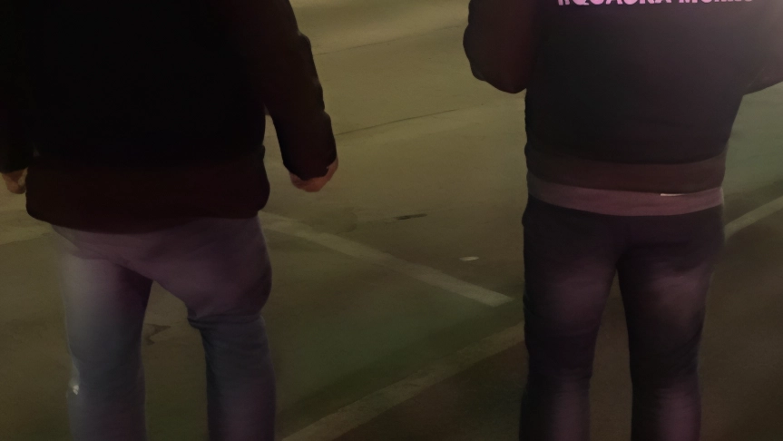 La Polizia di Stato arresta a Pistoia un cittadino marocchino per detenzione di droga e resistenza a pubblico ufficiale. L'uomo è stato sorpreso durante uno scambio di sostanze stupefacenti e tentativo di fuga in auto nel centro cittadino. La Polizia di Stato arresta a Pistoia un cittadino marocchino per detenzione di droga e resistenza a pubblico ufficiale. L'uomo è stato sorpreso durante uno scambio di sostanze stupefacenti e tentativo di fuga in auto nel centro cittadino.