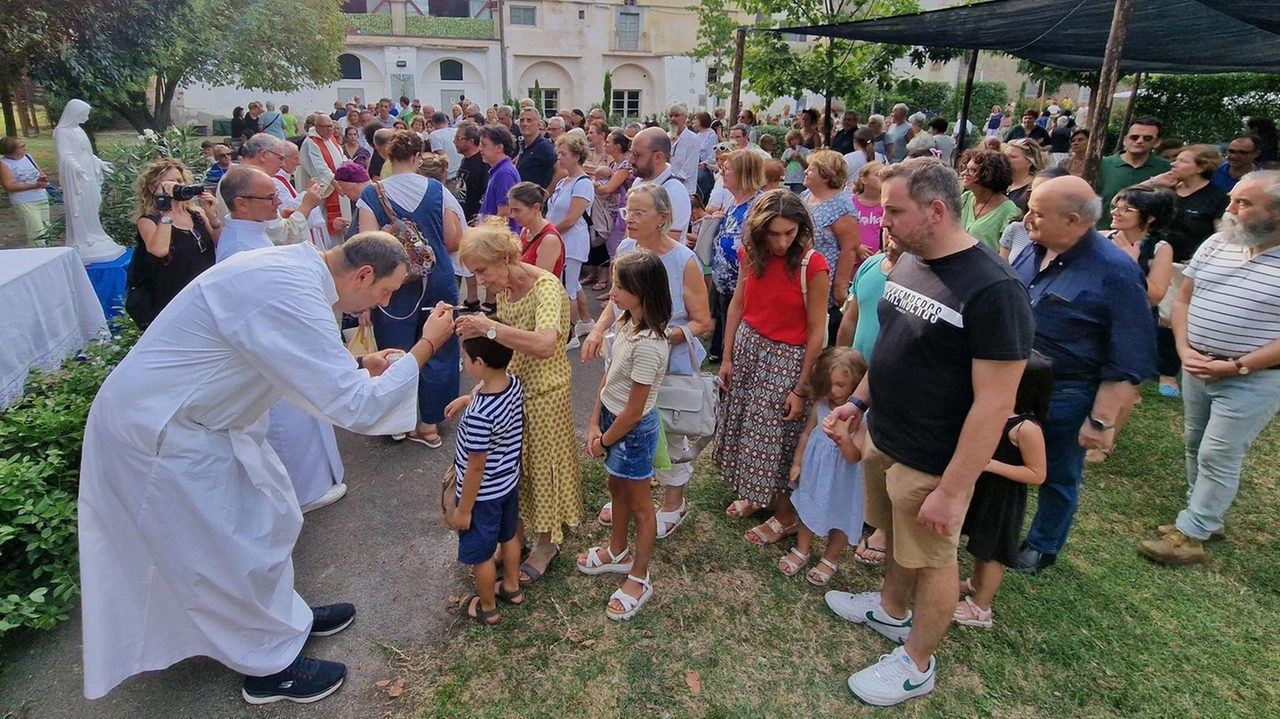 Le unzioni proseguiranno ancora oggi fino a mezzanotte (Acerboni/fotoCastellani) Le unzioni proseguiranno ancora oggi fino a mezzanotte (Acerboni/fotoCastellani)