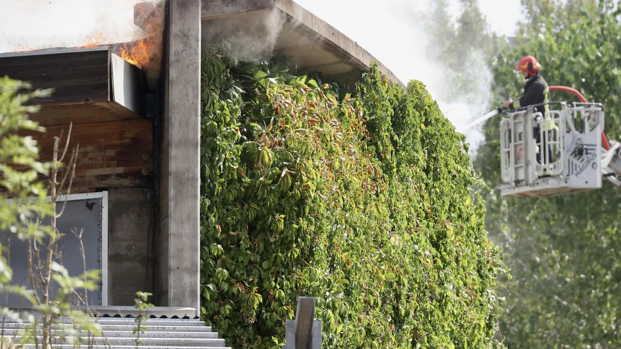 Allarme per il fumo provocato dall’incendio, il Comune: "Chiudete le finestre". Fuori dalla struttura vivono alcuni senzatetto. Ora è a rischio la stagione autunnale. Allarme per il fumo provocato dall’incendio, il Comune: "Chiudete le finestre". Fuori dalla struttura vivono alcuni senzatetto. Ora è a rischio la stagione autunnale.