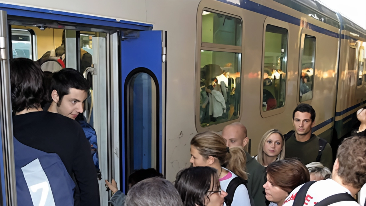 I pendolari valdarnesi temono nuovi disagi con lo spostamento dei regionali sulla linea lenta. Il provvedimento entrerà in vigore dal nuovo anno I pendolari valdarnesi temono nuovi disagi con lo spostamento dei regionali sulla linea lenta. Il provvedimento entrerà in vigore dal nuovo anno