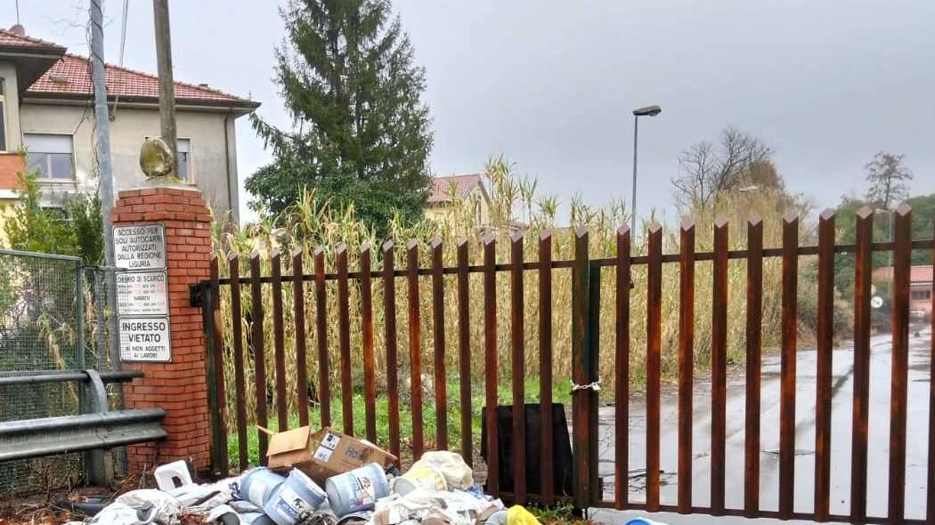 Un abbandono di rifiuti davanti al cancello di ingresso dell’ex cava Filippi di Castelnuovo Magra. che si affaccia sull’Aurelia Un abbandono di rifiuti davanti al cancello di ingresso dell’ex cava Filippi di Castelnuovo Magra. che si affaccia sull’Aurelia