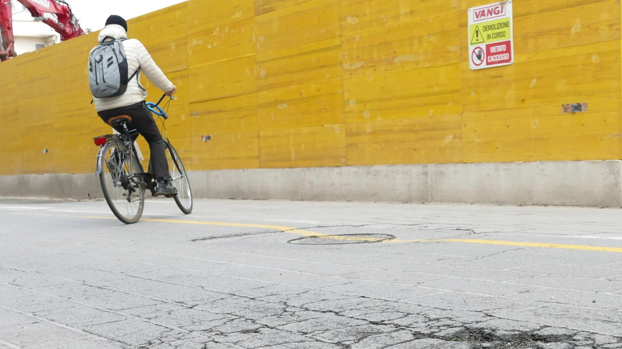 Dopo il maltempo, è ancora caso buche: le strade sotto la lente dei cittadini. Il punto con i lettori ai nostri taccuini, tra fattore sicurezza e degrado urbano . E c’è chi parla anche di "troppi cantieri aperti" e di "delinquenza senza freni".