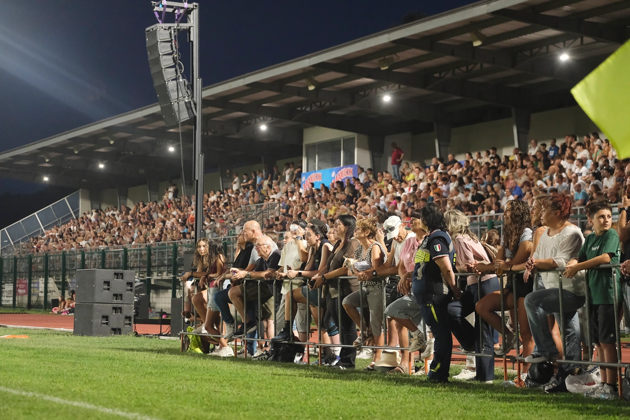 Tutto esaurito allo stadio Lunezia per la Partita del cuore (Foto Massimo Pasquali)