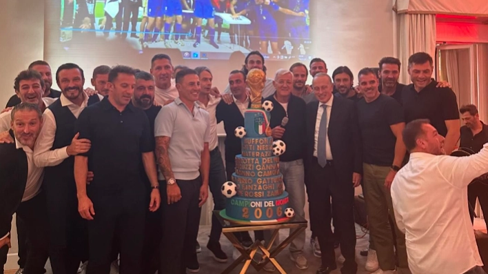 La festa a sorpresa per Marcello Lippi con tutti gli azzurri campioni del mondo 2006 (Foto dal profilo Instagram di Massimo Oddo)