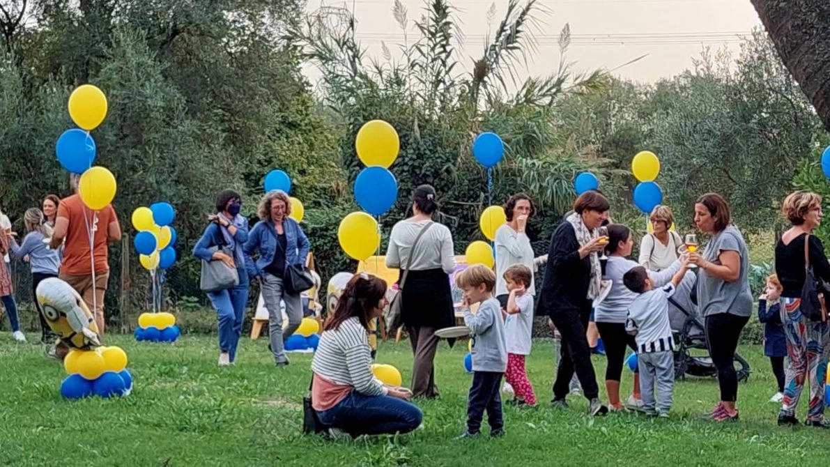 La festa all’esterno delle scuole materne “Salgari“ di Strettoia dopo gli ultimi interventi di riqualificazione del plesso costati circa 200mila euro La festa all’esterno delle scuole materne “Salgari“ di Strettoia dopo gli ultimi interventi di riqualificazione del plesso costati circa 200mila euro