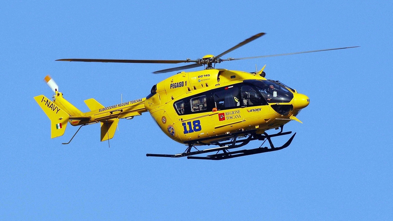 Il ragazzo di 27 anni è stato portato all’ospedale fiorentino di Careggi con l'elisoccorso Pegaso