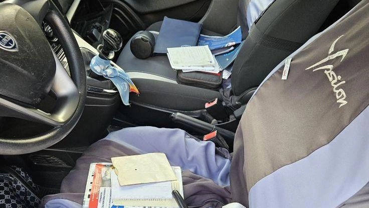 Una delle auto prese di mira dai ladri che hanno saccheggiato diverse auto parcheggiate nella zona della Borra Una delle auto prese di mira dai ladri che hanno saccheggiato diverse auto parcheggiate nella zona della Borra