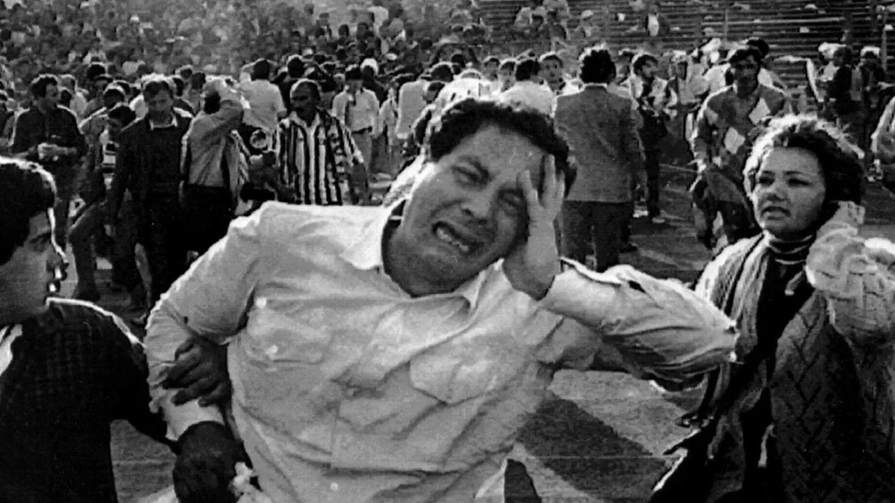 Scene di panico e dolore allo stadio Heysel. Nella foto piccola, Giusy Conti con il foulard bianconero di cui parla Santori Scene di panico e dolore allo stadio Heysel. Nella foto piccola, Giusy Conti con il foulard bianconero di cui parla Santori