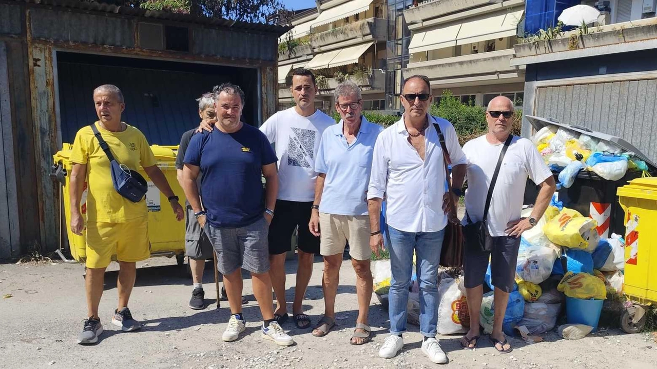 L’amministratore Cofrancesco con alcuni residenti davanti ai bidoni