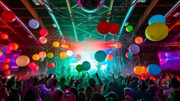 Nell’ultimo sabato di luglio al Sesana saranno ricordate cinque tra le discoteche toscane più famose con i dj di riferimento Nell’ultimo sabato di luglio al Sesana saranno ricordate cinque tra le discoteche toscane più famose con i dj di riferimento