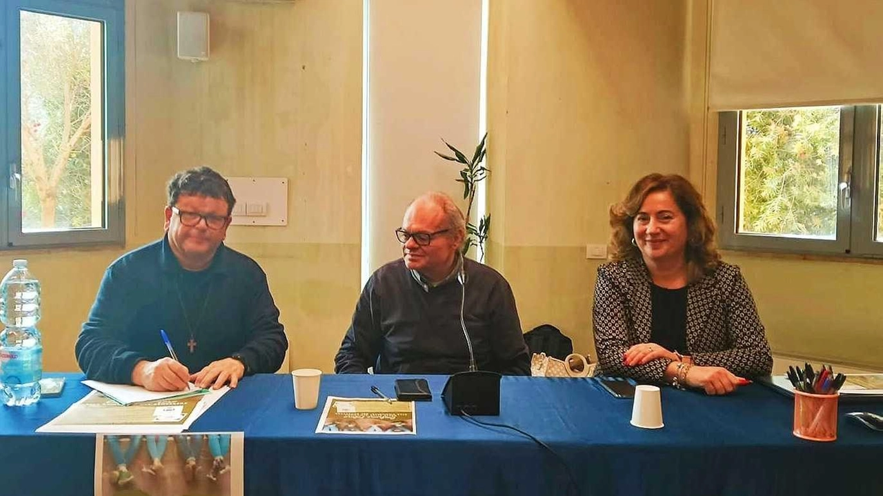 La firma del protocollo d’intenti fra Comune di Massarosa e parrocchia