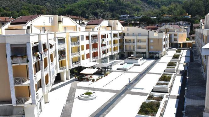 Il compendio immobiliare nell’area ex Montecatini. Ora la svolta con l’acquisizione a titolo gratuito di parte degli spazi da parte del Comune. di Carrara che gestirà anche i parcheggi Il compendio immobiliare nell’area ex Montecatini. Ora la svolta con l’acquisizione a titolo gratuito di parte degli spazi da parte del Comune. di Carrara che gestirà anche i parcheggi