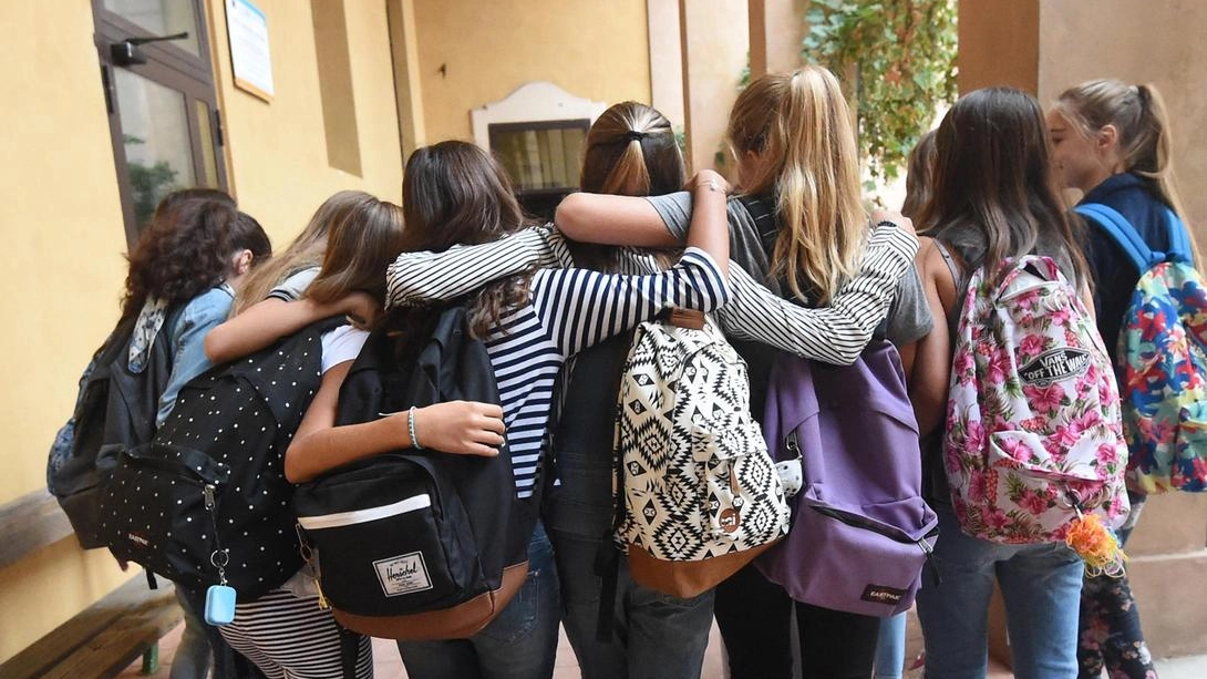 Un gruppo di ragazze all’ingresso di una scuola (foto d’archivio) Un gruppo di ragazze all’ingresso di una scuola (foto d’archivio)