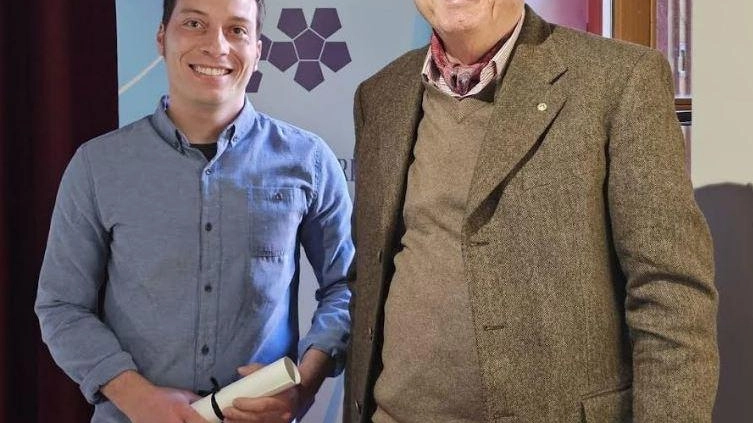 Nelle foto allegate il vincitore Simone Carresi con il presidente dell’associazione rotariana ’Carlo Berliri Zoppi’ Giulio De Simone