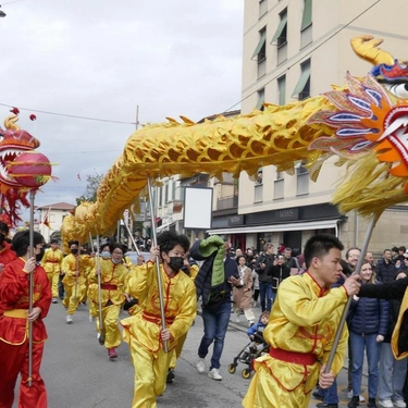Il giorno del Dragone. Il Capodanno cinese fa brillare Prato con colori e musica