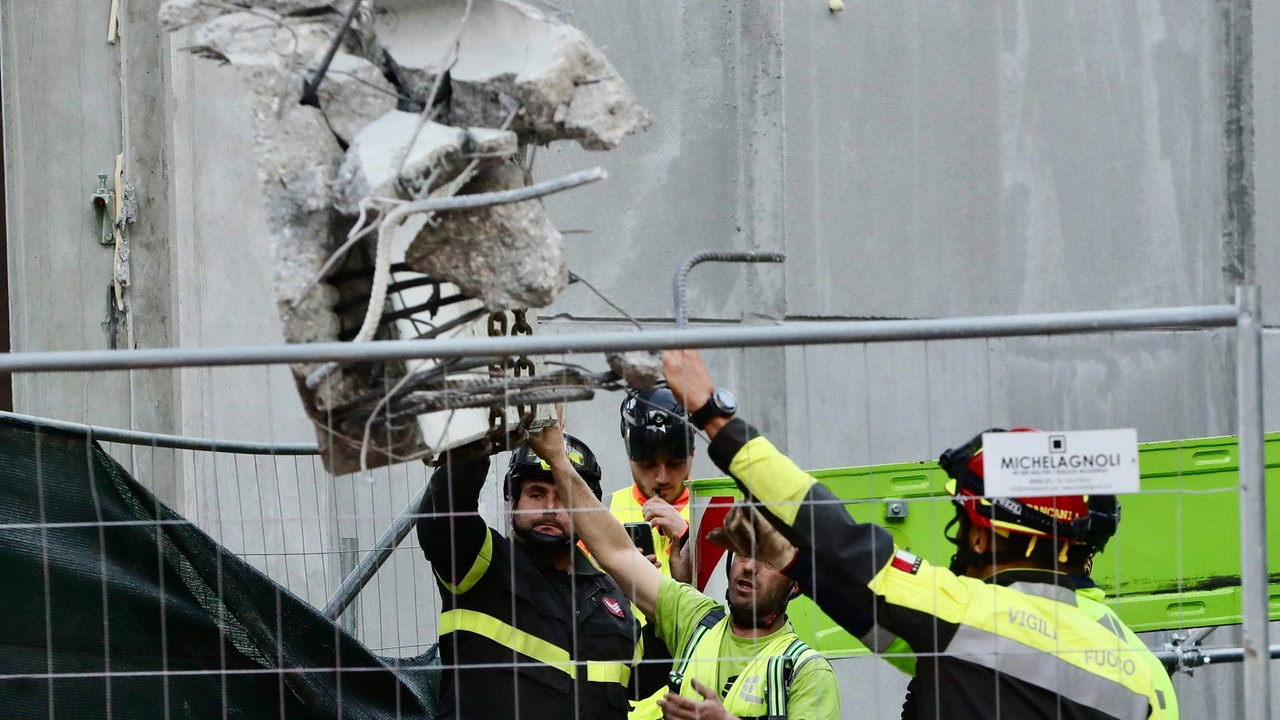Vigili del fuoco intervenuti dopo il crollo nel cantiere di via Mariti (Foto Marco Mori / New Press Photo)