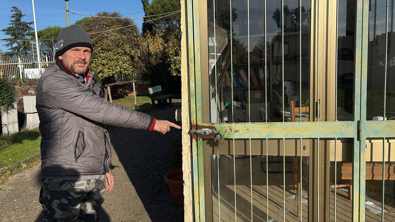 Una delle porte forzata all'interno dell'area "Amico del guinzaglio" Una delle porte forzata all'interno dell'area "Amico del guinzaglio"