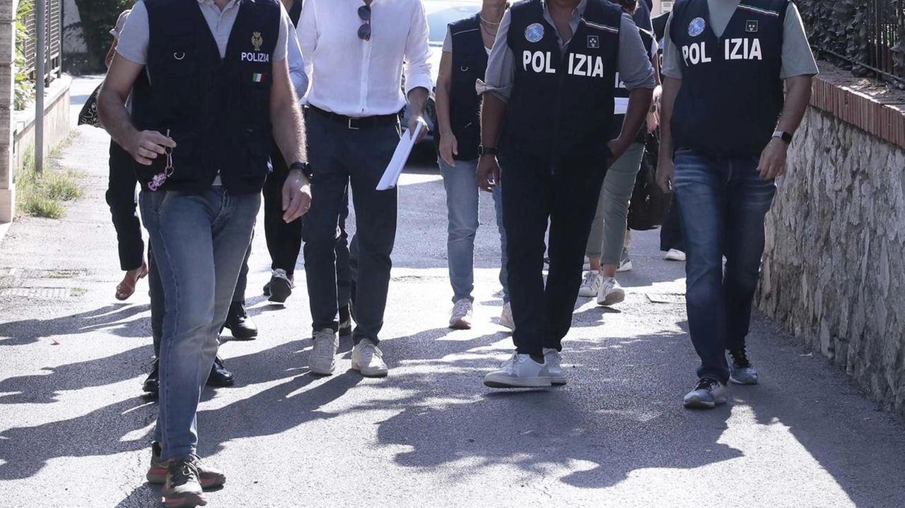 Gli investigatori. mentre tornano nella villetta della tragedia in via del Villino che è stata passata al setaccio Gli investigatori. mentre tornano nella villetta della tragedia in via del Villino che è stata passata al setaccio