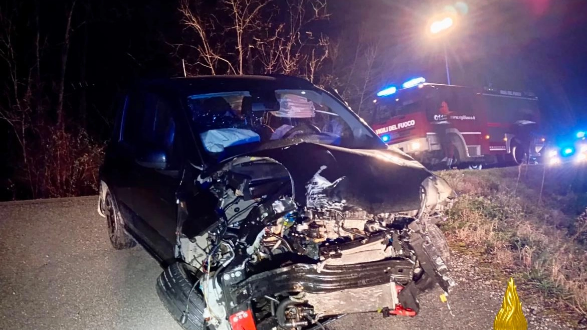 Schianto nella notte a Volterra: auto distrutta Schianto nella notte a Volterra: auto distrutta