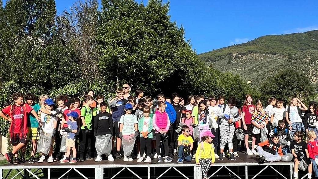 A Calci, grande successo per l'iniziativa Puliamo il Mondo: quasi una tonnellata di rifiuti raccolti grazie alla partecipazione attiva di tante persone, con focus sull'educazione ambientale dei più giovani. Comunità unita per un territorio più pulito e consapevole. A Calci, grande successo per l'iniziativa Puliamo il Mondo: quasi una tonnellata di rifiuti raccolti grazie alla partecipazione attiva di tante persone, con focus sull'educazione ambientale dei più giovani. Comunità unita per un territorio più pulito e consapevole.