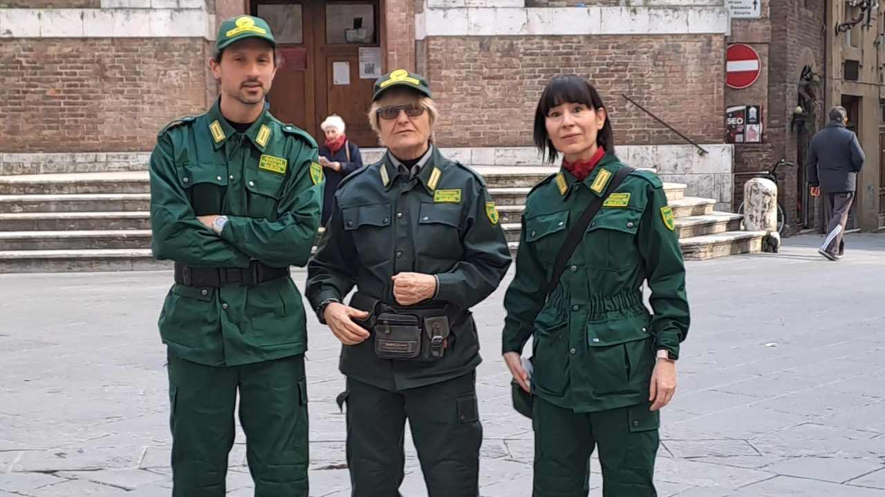 Le guardie zoofile in piazza Tolomei. Daranno un aiuto importante al rispetto del decoro della città Le guardie zoofile in piazza Tolomei. Daranno un aiuto importante al rispetto del decoro della città