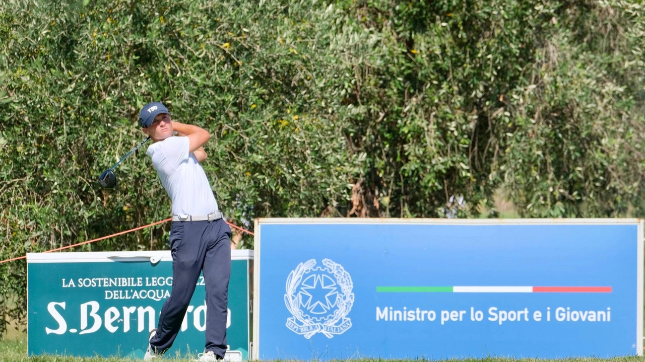 I golfisti si stanno sfidando sulle 18 buche del Club di Monte Argentario E’ il primo ’Open’ dalla scomparsa di Chimenti I golfisti si stanno sfidando sulle 18 buche del Club di Monte Argentario E’ il primo ’Open’ dalla scomparsa di Chimenti