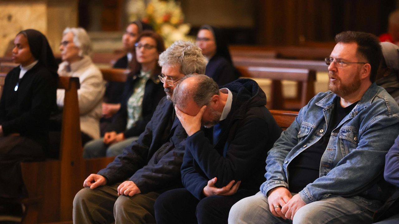 Momenti di raccoglimento tra i fedeli durante la celebrazione di suffragio
