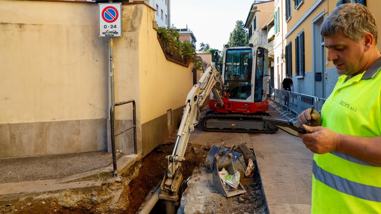 Un operaio nel cantiere di Publiacqua di via delle Panche (foto Germogli) Un operaio nel cantiere di Publiacqua di via delle Panche (foto Germogli)