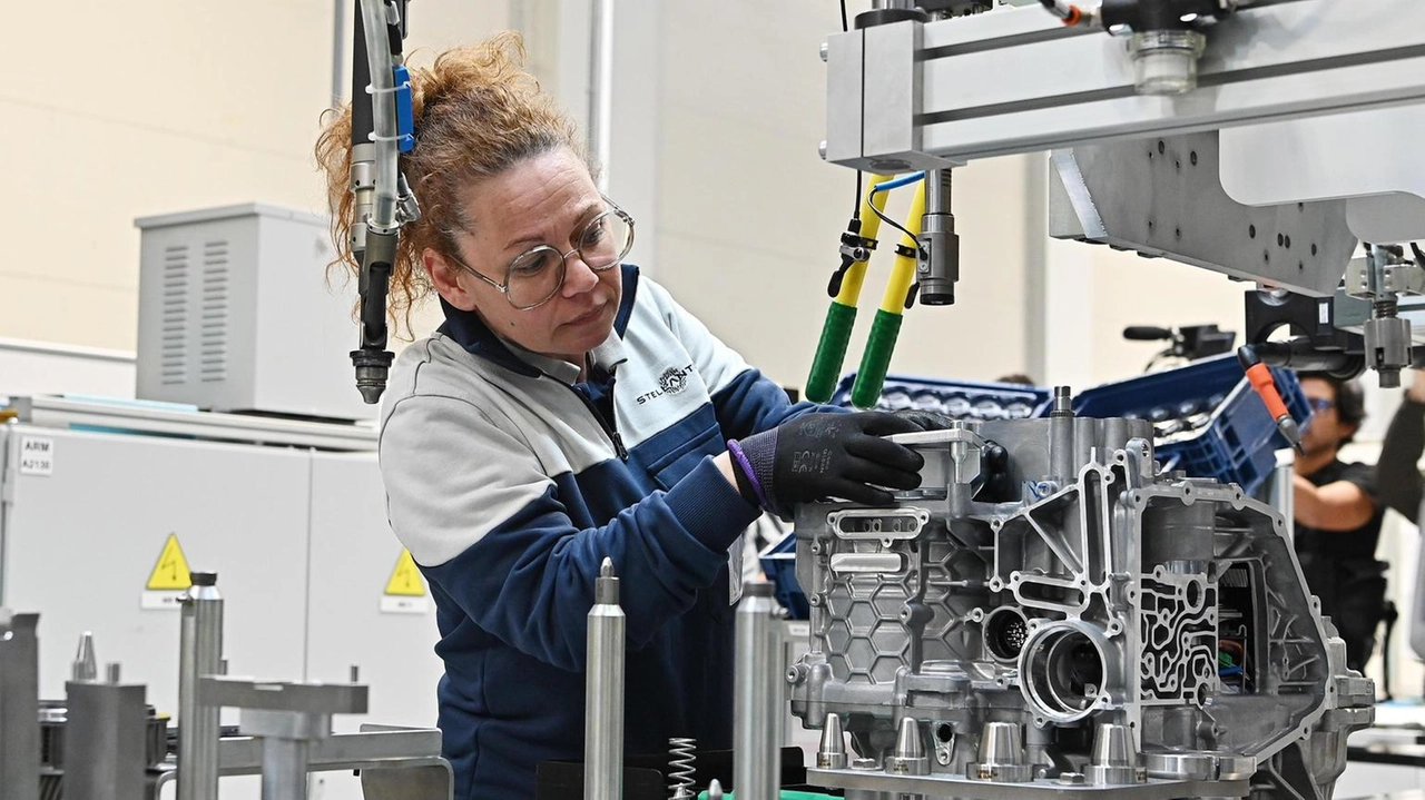 Una lavoratrice del settore automotive