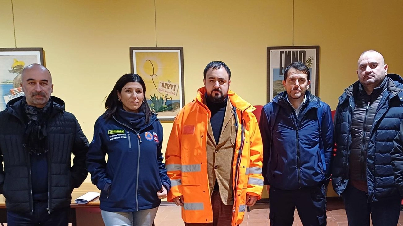 L’assessore regionale Monia Monnia con il sindaco Edoardo Prestanti (al centro) durante la vista a Carmignano che ha previsto il sopralluogo nelle zone colpite dall’alluvione nel novembre del 2023