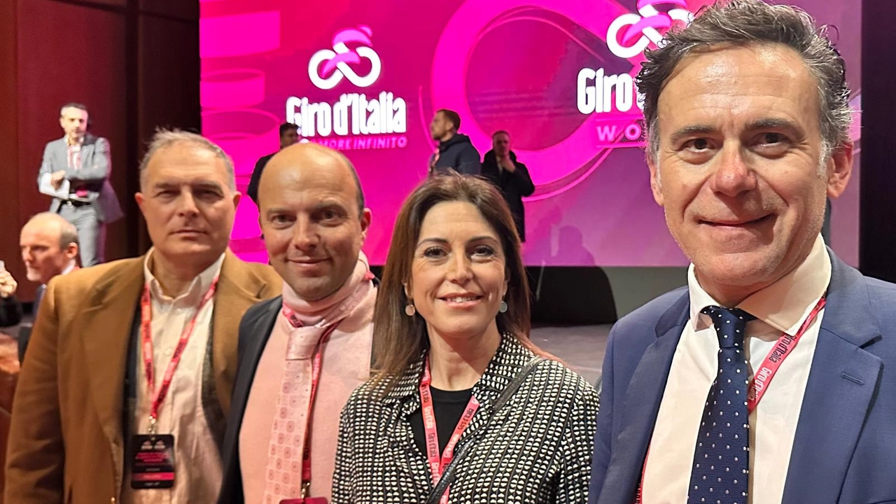 Il sindaco Conti, l'assessore Scarpa e Bottone (Pisamo) alla presentazione del Giro