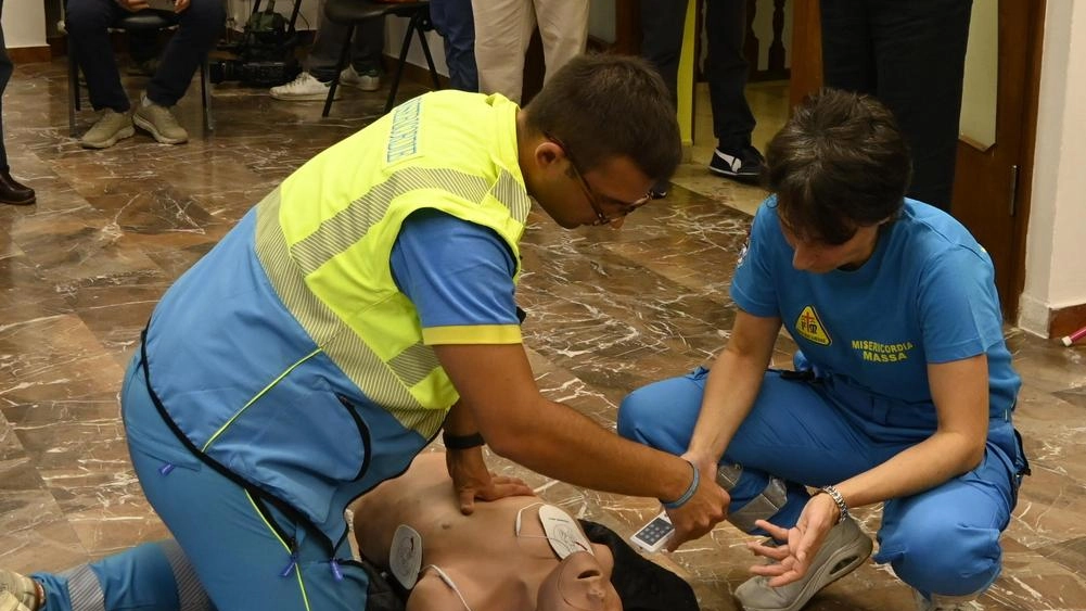 L’onorevole Bergamini alla Misericordia: "Inviterò i colleghi a calendarizzare il progetto di Cardiosecurity". Il medico Costantino: "In caso di arresto cardiaco fondamentale intervenire nel tempo più breve possibile". L’onorevole Bergamini alla Misericordia: "Inviterò i colleghi a calendarizzare il progetto di Cardiosecurity". Il medico Costantino: "In caso di arresto cardiaco fondamentale intervenire nel tempo più breve possibile".