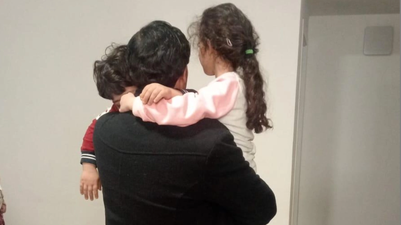 L'abbraccio tra il padre e i figli
