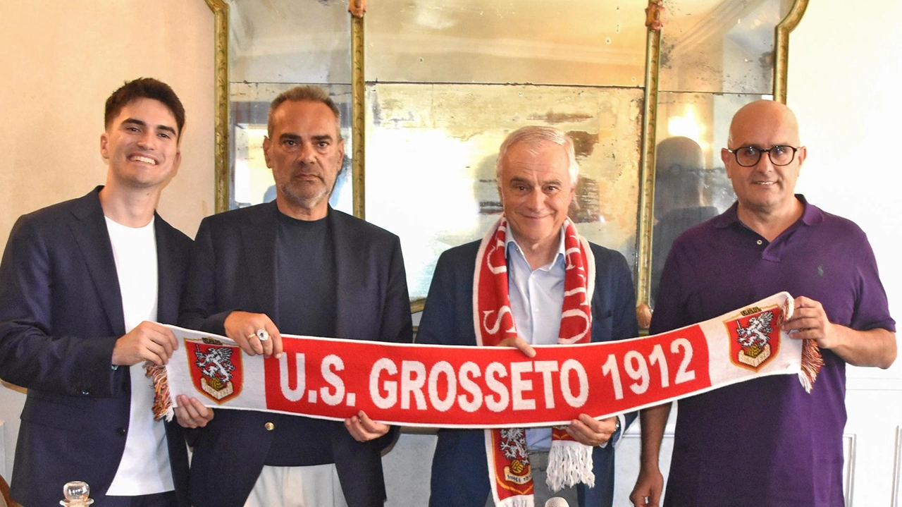 Paolo Indiani (con la sciarpa biancorossa al collo) durante la presentazione ufficiale di ieri pomeriggio. Il mister ha firmato un accordo biennale Paolo Indiani (con la sciarpa biancorossa al collo) durante la presentazione ufficiale di ieri pomeriggio. Il mister ha firmato un accordo biennale