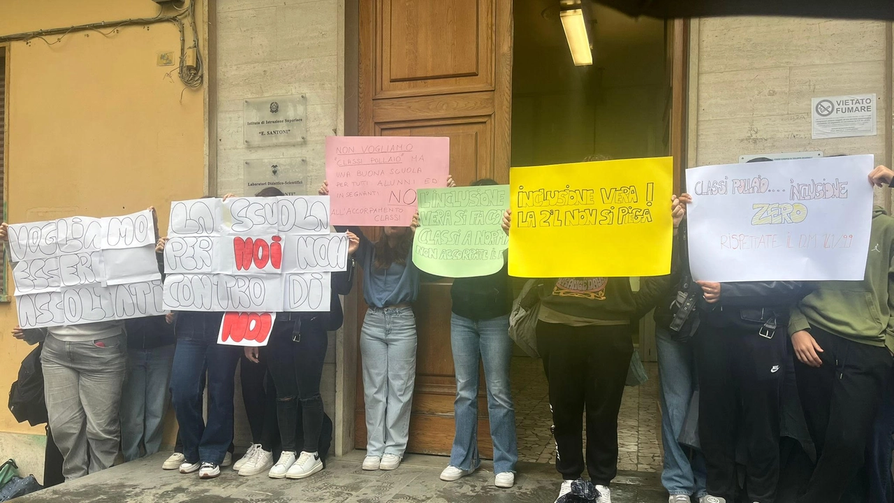 Studenti del corso "Chimica, Materiali e Biotecnologie" a rischio accorpamenti Studenti del corso "Chimica, Materiali e Biotecnologie" a rischio accorpamenti