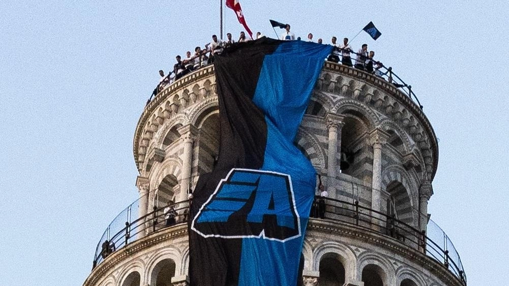 La squadra tinge di Serie A anche piazza dei Miracoli La squadra tinge di Serie A anche piazza dei Miracoli
