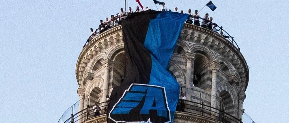 Tutti sulla Torre. Il maxi-striscione sul nostro Campanile