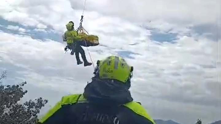 Cade sul sentiero nel parco delle Cinque Terre, soccorso con l’elicottero