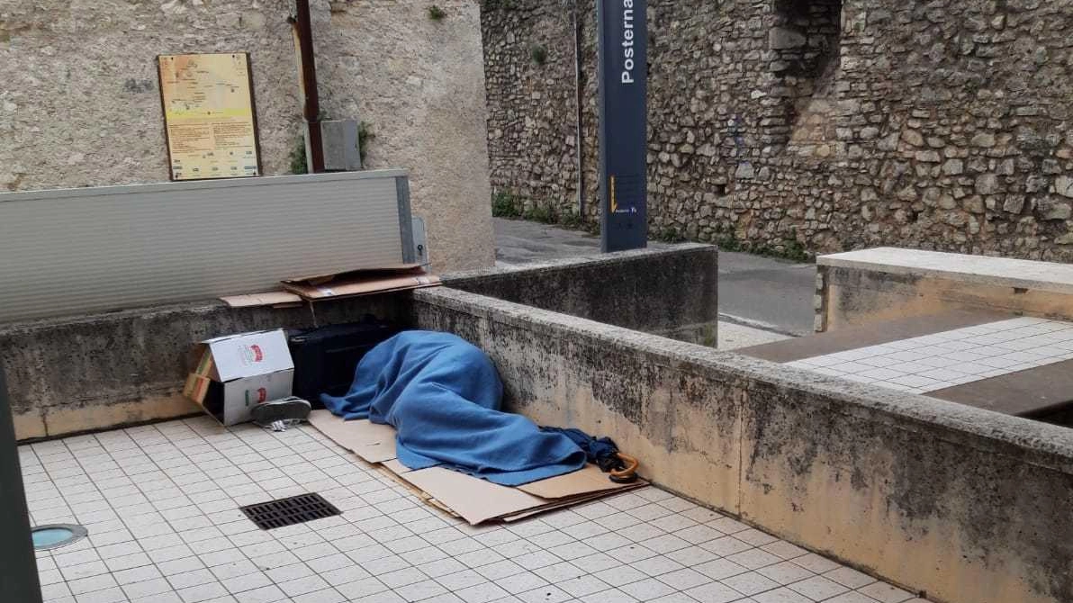 Un clochard ha scelto proprio quella zona per dormire: la situazione è stata già presa in carico dagli assistenti sociali, ma non appare di facile soluzione Un clochard ha scelto proprio quella zona per dormire: la situazione è stata già presa in carico dagli assistenti sociali, ma non appare di facile soluzione