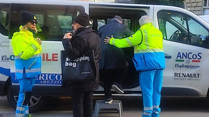 I volontari della Misericordia accompagnano gli anziani al cimitero I volontari della Misericordia accompagnano gli anziani al cimitero