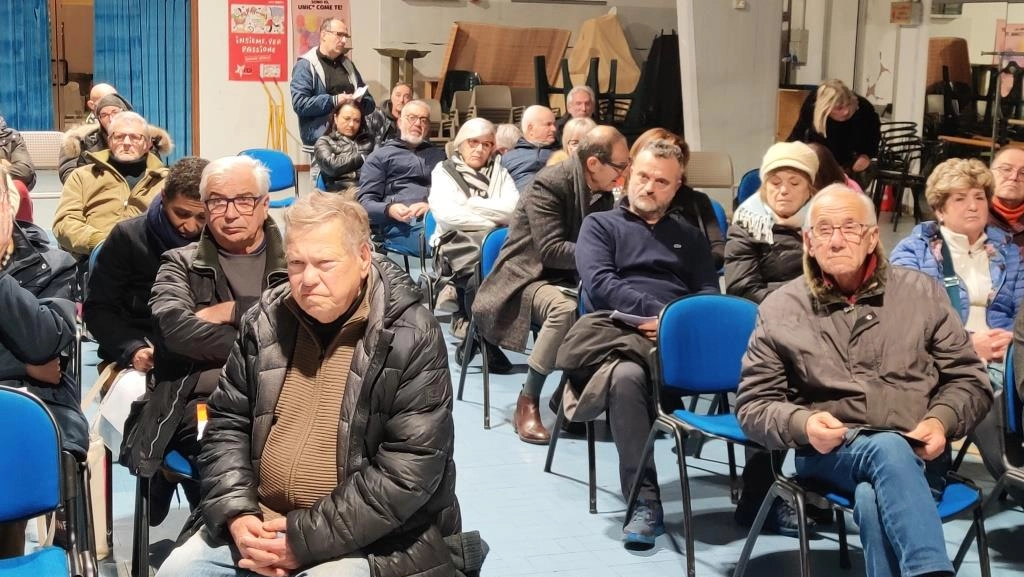 Un momento della partecipata assemblea al circolo Arci Un momento della partecipata assemblea al circolo Arci