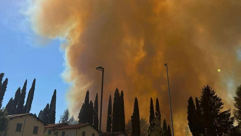 Il fumo che ha oscurato il sole nell’abitato di Montemagno Il fumo che ha oscurato il sole nell’abitato di Montemagno