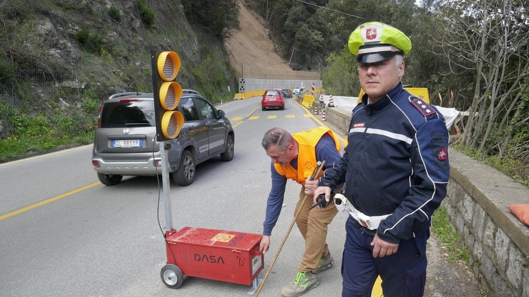 La frana sulla 325 che. lo scorso inverno ha tagliato a metà la Valbisenzio. Il consigliere Millo chiede una gestione più adeguata della strada La frana sulla 325 che. lo scorso inverno ha tagliato a metà la Valbisenzio. Il consigliere Millo chiede una gestione più adeguata della strada