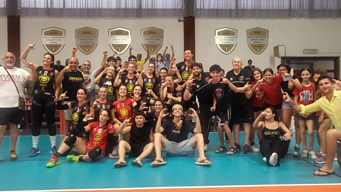 Festa grande per le atlete dell’Invicta e per lo staff tecnico e dirigenziale al termine della gara con il Cassero Volley Festa grande per le atlete dell’Invicta e per lo staff tecnico e dirigenziale al termine della gara con il Cassero Volley