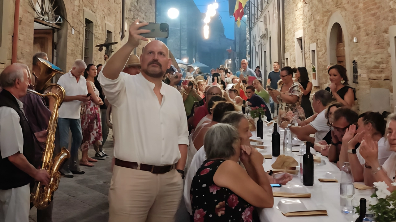 Il borgo di Barberino Val d'Elsa celebra la trentesima edizione della cena "Porta a porta" con una tavolata di oltre 70 metri e circa 400 persone. Piatti tradizionali preparati dai cinghialai locali e atmosfera festosa tra le vie del centro storico. Il borgo di Barberino Val d'Elsa celebra la trentesima edizione della cena "Porta a porta" con una tavolata di oltre 70 metri e circa 400 persone. Piatti tradizionali preparati dai cinghialai locali e atmosfera festosa tra le vie del centro storico.