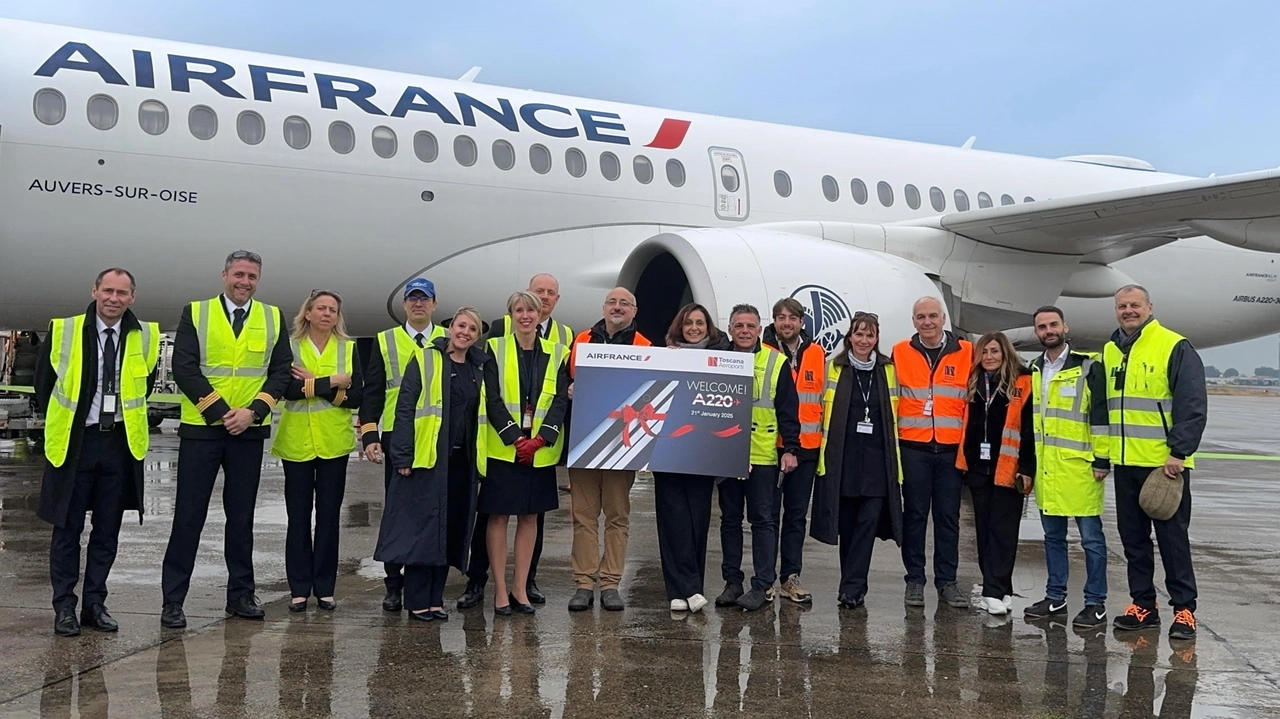 Il nuovo mezzo di AirFrance-Klm - l'Airbus A220-300 - viene "celebrato" sulla pista dell'aeroporto "Vespucci" di Firenze Il nuovo mezzo di AirFrance-Klm - l'Airbus A220-300 - viene "celebrato" sulla pista dell'aeroporto "Vespucci" di Firenze