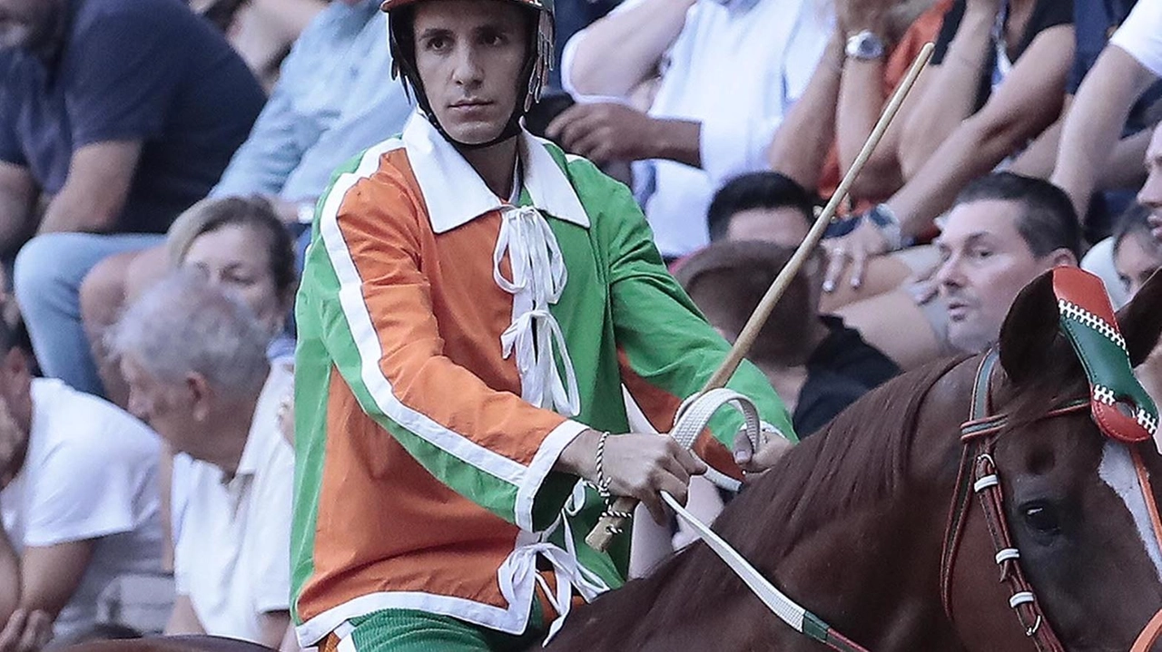 Il debutto di Andrea Sanna detto Virgola a Siena ha emozionato la Contrada della Selva. Non è riuscito a vincere, ma ha dato il massimo e ha ricevuto complimenti. La madre è felice per il suo sogno realizzato. Virgola si prepara già per il prossimo anno. Il debutto di Andrea Sanna detto Virgola a Siena ha emozionato la Contrada della Selva. Non è riuscito a vincere, ma ha dato il massimo e ha ricevuto complimenti. La madre è felice per il suo sogno realizzato. Virgola si prepara già per il prossimo anno.