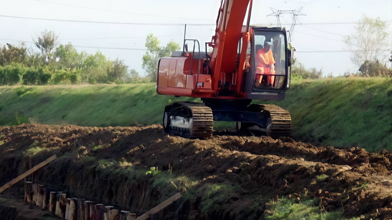 Alcuni lavori del Consorzio di Bonifica 3 Medio Valdarno; consorzio che ha fatto un passo in avanti nel sistema di automatismo già presente sul posto: a breve le paratoie a Madonna della Tosse potranno essere manovrabili da remoto Alcuni lavori del Consorzio di Bonifica 3 Medio Valdarno; consorzio che ha fatto un passo in avanti nel sistema di automatismo già presente sul posto: a breve le paratoie a Madonna della Tosse potranno essere manovrabili da remoto