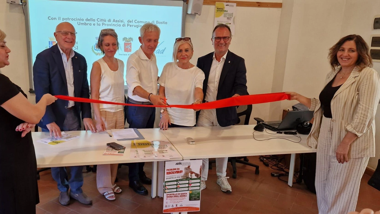 Il taglio del nastro nella cittadina della Porziuncola (in via Patrono d’Italia, numero 66, locali ASAD) del punto informativo dell’associazione per i Diritti dei Cittadini (ADiC) Il taglio del nastro nella cittadina della Porziuncola (in via Patrono d’Italia, numero 66, locali ASAD) del punto informativo dell’associazione per i Diritti dei Cittadini (ADiC)